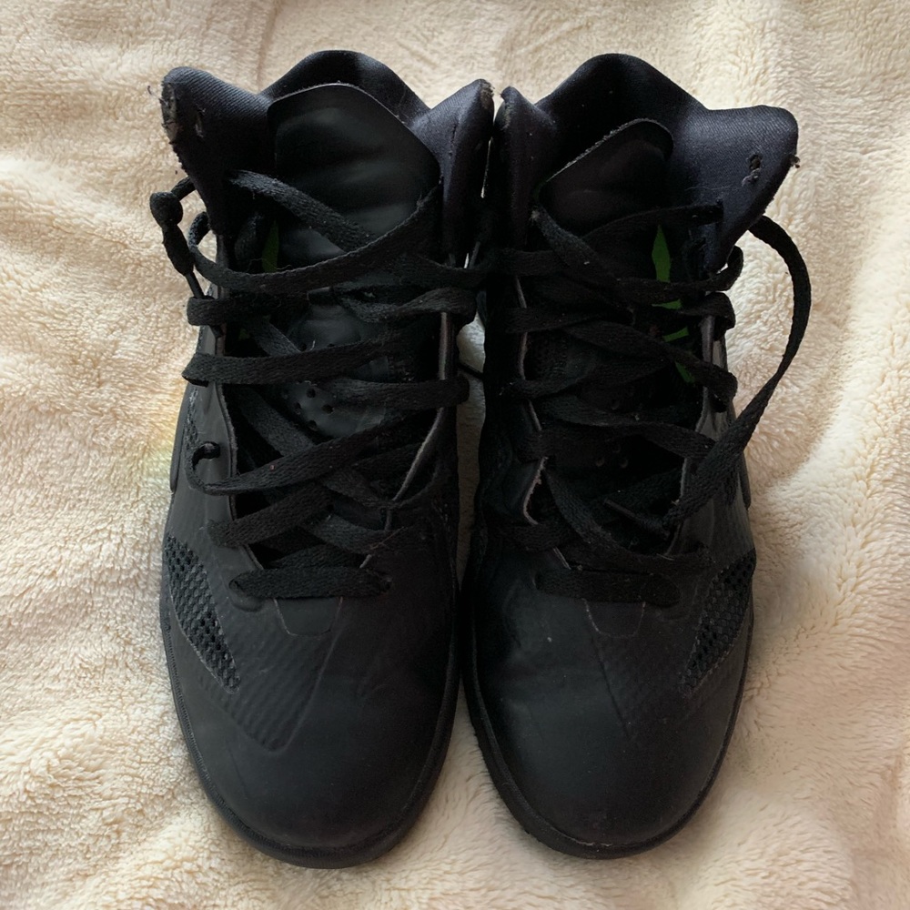 Boys size 6.5 black Nike’s.. nice